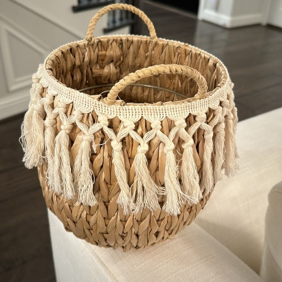NWOT STRAW BASKET - Picture 14 of 17